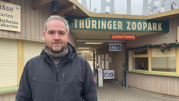 Ein Mann steht vor dem Eingang des Erfurter Zoos.