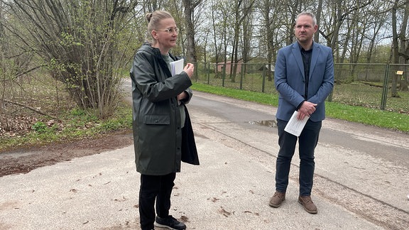 Ein Mann und eine Frau stehen auf einem Weg.