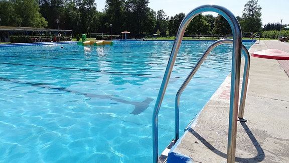 Einstieg in das Schwimmbecken.