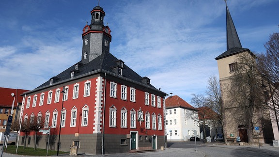 Ein Blick auf das Rathaus und die Kirche St.Wipperti in Kölleda bei leicht bewölktem Himmel.