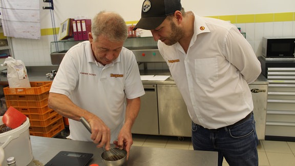 Bäckerei Bergmann in Frömmstedt. Die Herstellung einer Füllung aus Vita-Cola für Pfannkuchen, das Füllen der Pfannkuchen und das Glasieren.