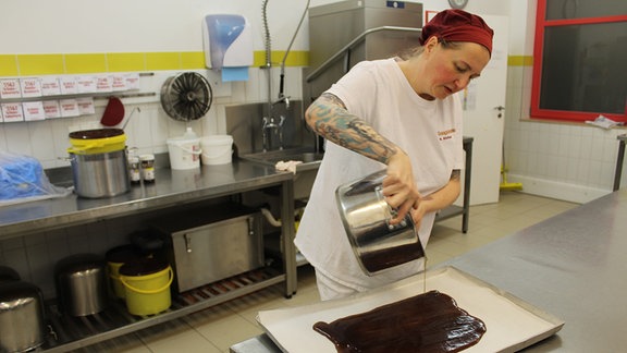 Bäckerei Bergmann in Frömmstedt. Die Herstellung einer Füllung aus Vita-Cola für Pfannkuchen, das Füllen der Pfannkuchen und das Glasieren.