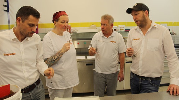 Bäckerei Bergmann in Frömmstedt. Die Herstellung einer Füllung aus Vita-Cola für Pfannkuchen, das Füllen der Pfannkuchen und das Glasieren.