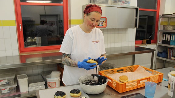 Bäckerei Bergmann in Frömmstedt. Die Herstellung einer Füllung aus Vita-Cola für Pfannkuchen, das Füllen der Pfannkuchen und das Glasieren.