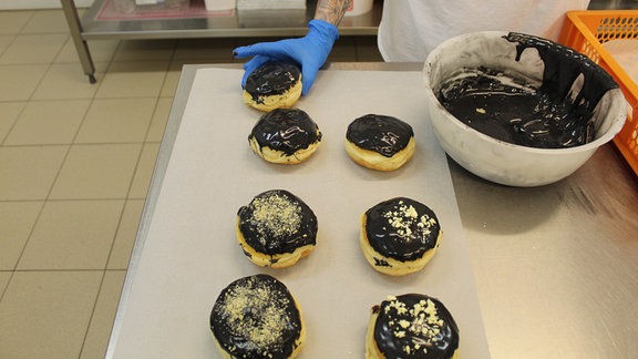 Bäckerei Bergmann in Frömmstedt. Die Herstellung einer Füllung aus Vita-Cola für Pfannkuchen, das Füllen der Pfannkuchen und das Glasieren.