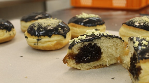 Bäckerei Bergmann in Frömmstedt. Die Herstellung einer Füllung aus Vita-Cola für Pfannkuchen, das Füllen der Pfannkuchen und das Glasieren.