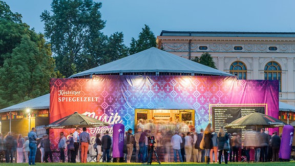 Zuschauer stehen während des Auftakts zum Musik- und Kabarett-Festival vor dem Köstritzer Spiegelzelt