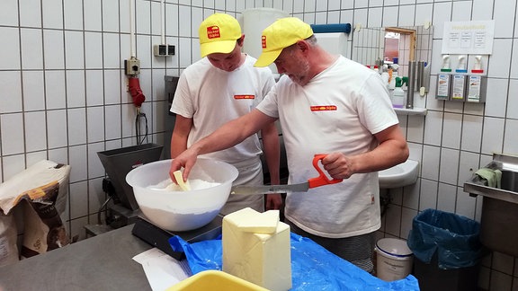 Zwei Männer arbeiten in Bäckerei