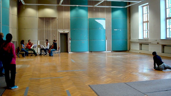 Musikquartett, in einer Turnhalle spielend