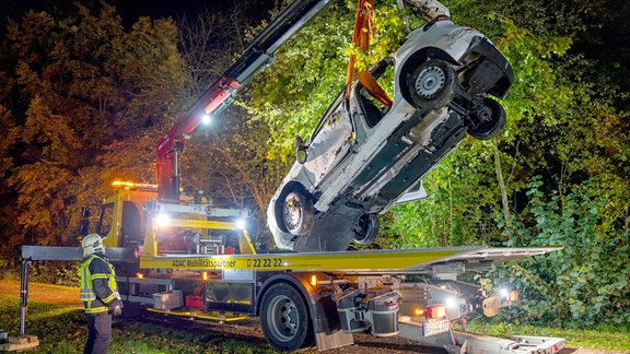 Ein Auto wird abgeschleppt.