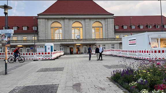 Vor dem Bahnhof Weimar ist eine Baustelle zu sehen