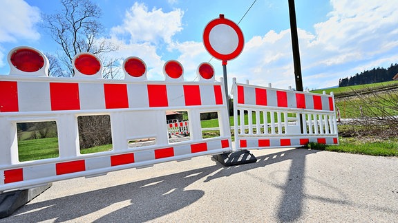 Halt. Wegen der Baustelle muss die StraÃe gesperrt werden.