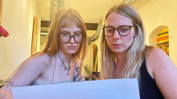 Julia Meyer und Julia Meyer sortieren ihre Briefe