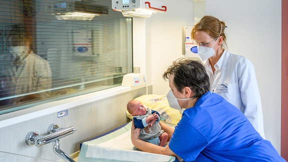 Chefärztin PD Dr. med. habil. Kristin Dawczynski und Logopädin Judith Wohlfeld betrachten ein Baby