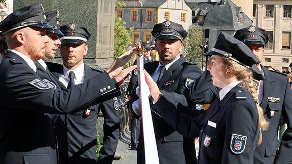 Thüringer Polizistinnen und Polizisten bei einer Vereidigung