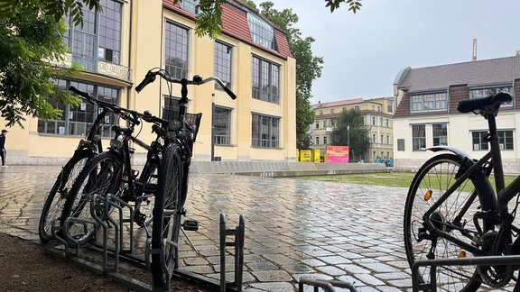 Abgestellte Fahrräder auf dem Campus.