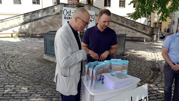 Menschen an einem Informationsstand