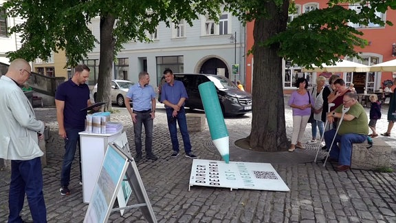 Menschen an einem Informationsstand