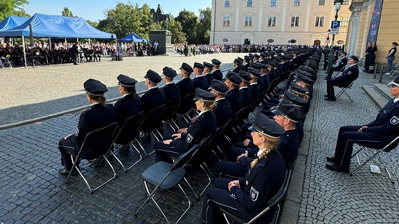 Polizistinnen und Polizisten bei einer öffentlichen Vereidigung.