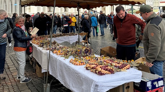 An einem Stand werden Zwiebeln verkauft