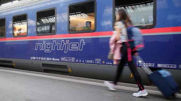 Nachtzug an einem Bahnsteig