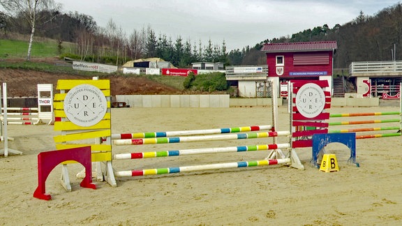 Ein Hindernis auf einem Reitplatz