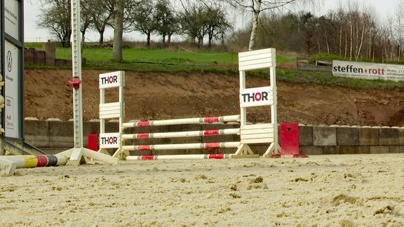 Sand vor einem Hindernis auf einem Reitplatz