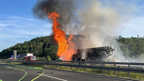 Ein brennender Lkw auf einer Autobahn.