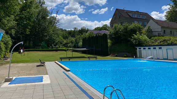 Freibad Hudneshagen mit Schwimmbecken und Außendusche