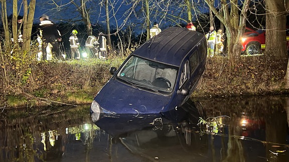 Ein Auto in einem Teich