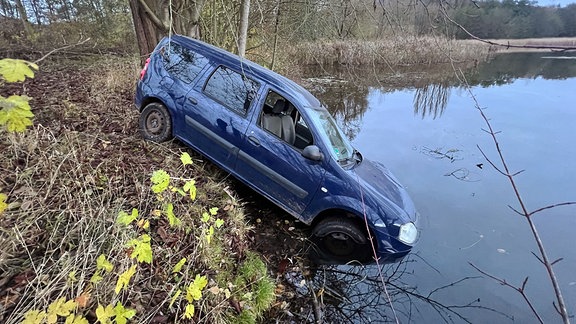 Ein Auto in einem Teich