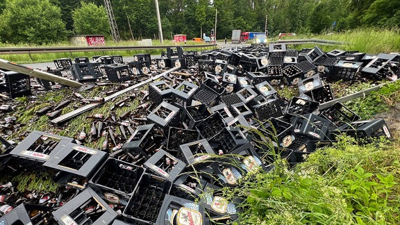 Ein Lkw hat rund 150 Bierkästen bei einem Unfall verloren