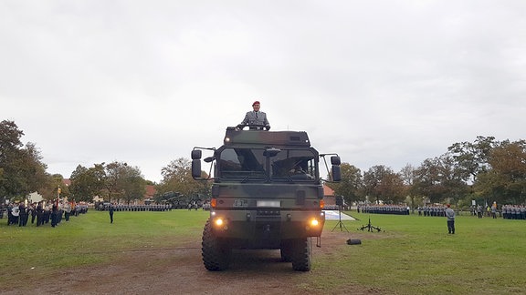 Der scheidende Bataillonskommandeur Oberstleutnant Sven Heidel verlässt in einem Schwerlast-Transporter "Mammut" den Appellplatz.