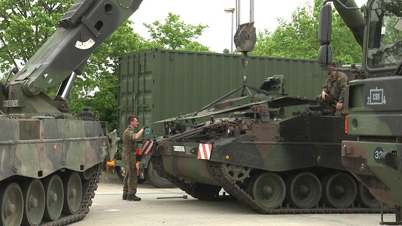 Reparatur einer Panzerhaubitze 2000 auf Truppenübungsplatz Bergen