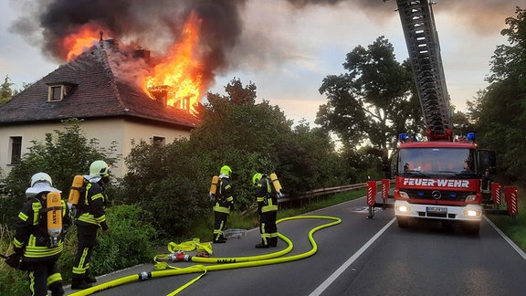 Die Feuerwehr löscht einen Brand.