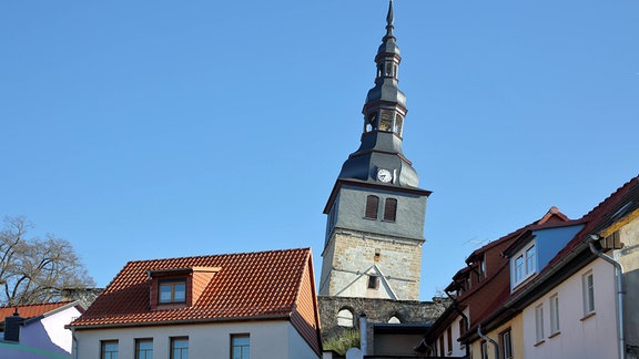 Schiefer Turm der Oberkirche in Bad Frankenhausen