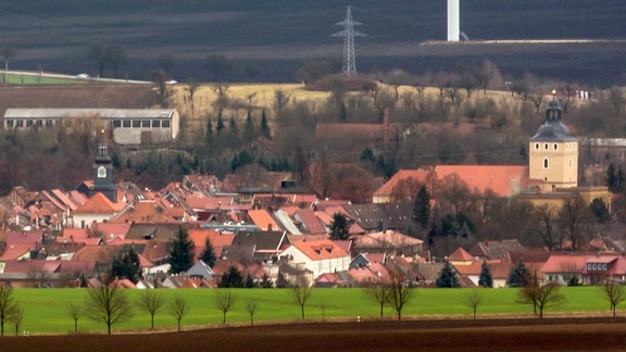 Blick auf Greußen mit Windrädern im Hintergrund