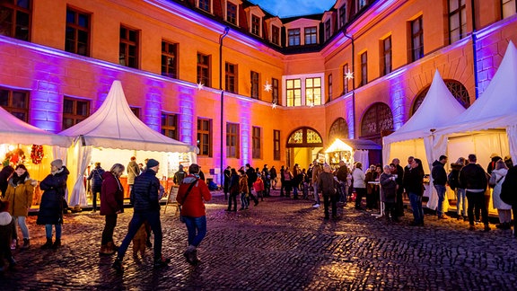 Schlosshof in Sondershausen ist weihnachtlich beleuchtet. 