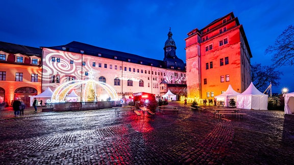 Schlosshof in Sondershausen ist weihnachtlich beleuchtet. 