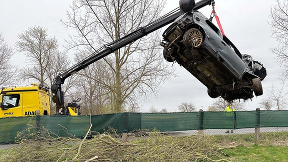 ein Auto wird auf einen Abschlepper gehoben