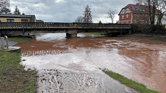 Ein Fluss führt Hochwasser.