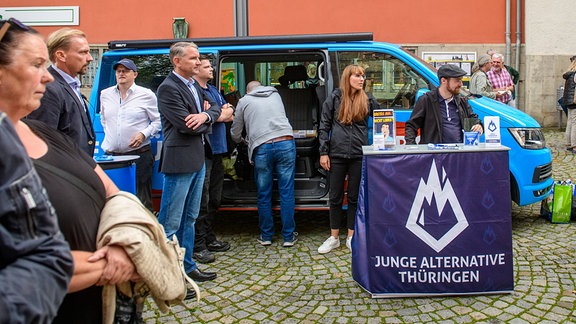 Bjoern Höcke an einem Stand der Jungen Alternative Thüringen