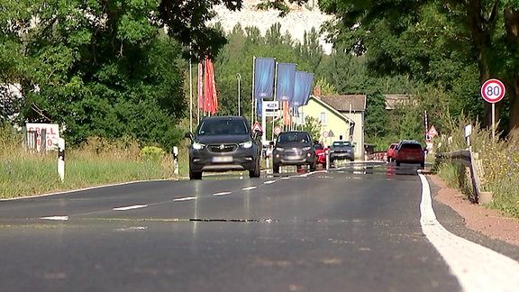 "Autos fahren auf einer Straße."