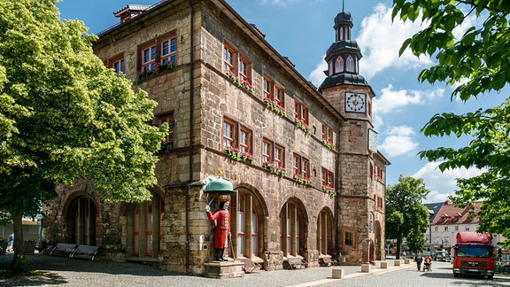 Das Rathaus in Nordhausen, daneben ein großer Baum