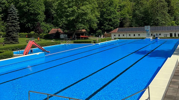 Ein Schwimmbecken in einem Freibad.