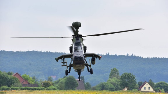 Ein Kampfhubschrauber der Bundeswehr über einem Feld.