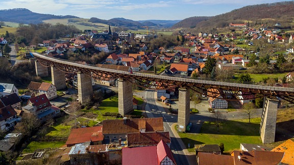 Ein Blick über Lengenfeld unterm Stein. Im Vordergrund ein Viadukt.