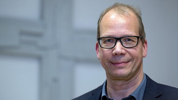 Christoph Stolte, Vorstandsvorsitzender der Diakonie Mitteldeutschland, kommt zur Jahrespressekonferenz der Evangelischen Kirche in Mitteldeutschland (EKM) in Halle/Saale.