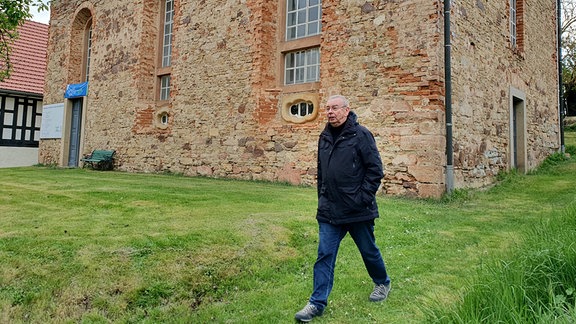 Wolfgang Göthe an der Kirche in Lohma  