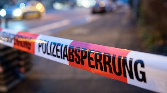 Ein Flatterband mit der Aufschrift "Polizeiabsperrung"